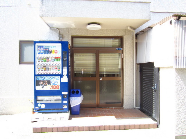エントランス　陽当たり良好の建物です☆