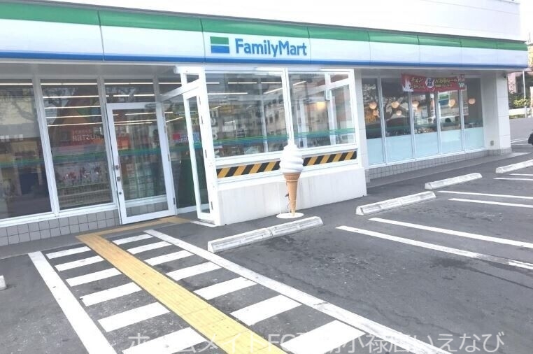コンビニ　ファミリーマート浦添高校前店（コンビニ）まで385m