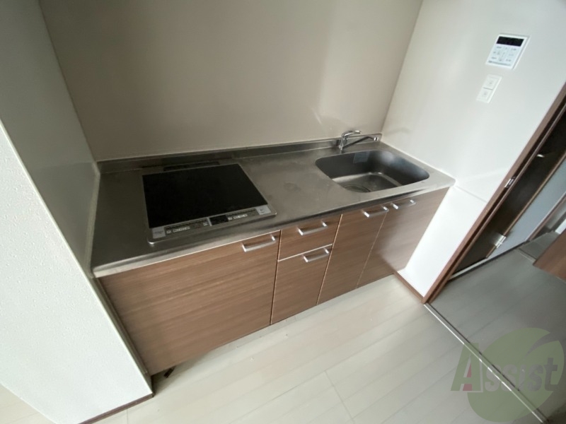 キッチン　シンプルで使いやすいキッチンです。下には収納もございます。