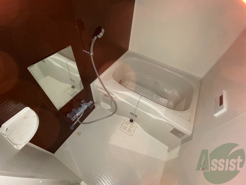 バス・シャワールーム　お風呂は追い焚き機能付きで快適にご利用いただけます。