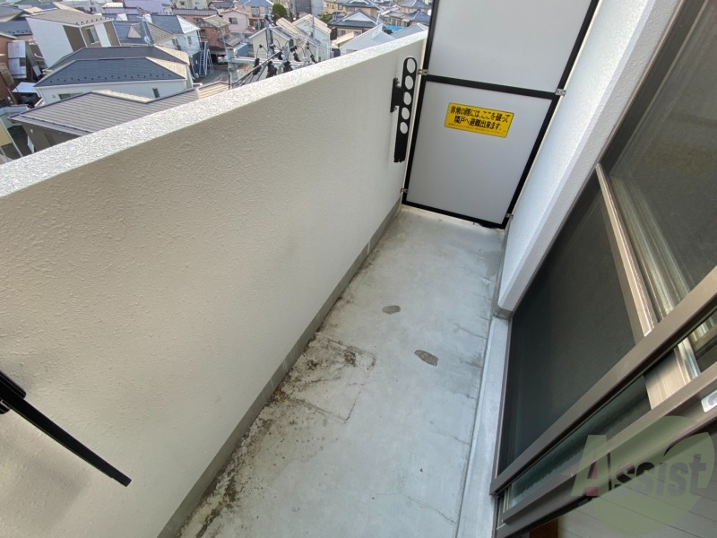 バルコニー　バルコニーはよく陽が当たり気持ちが良いです。