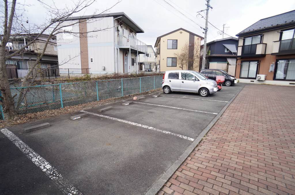 建物外観　駐車場