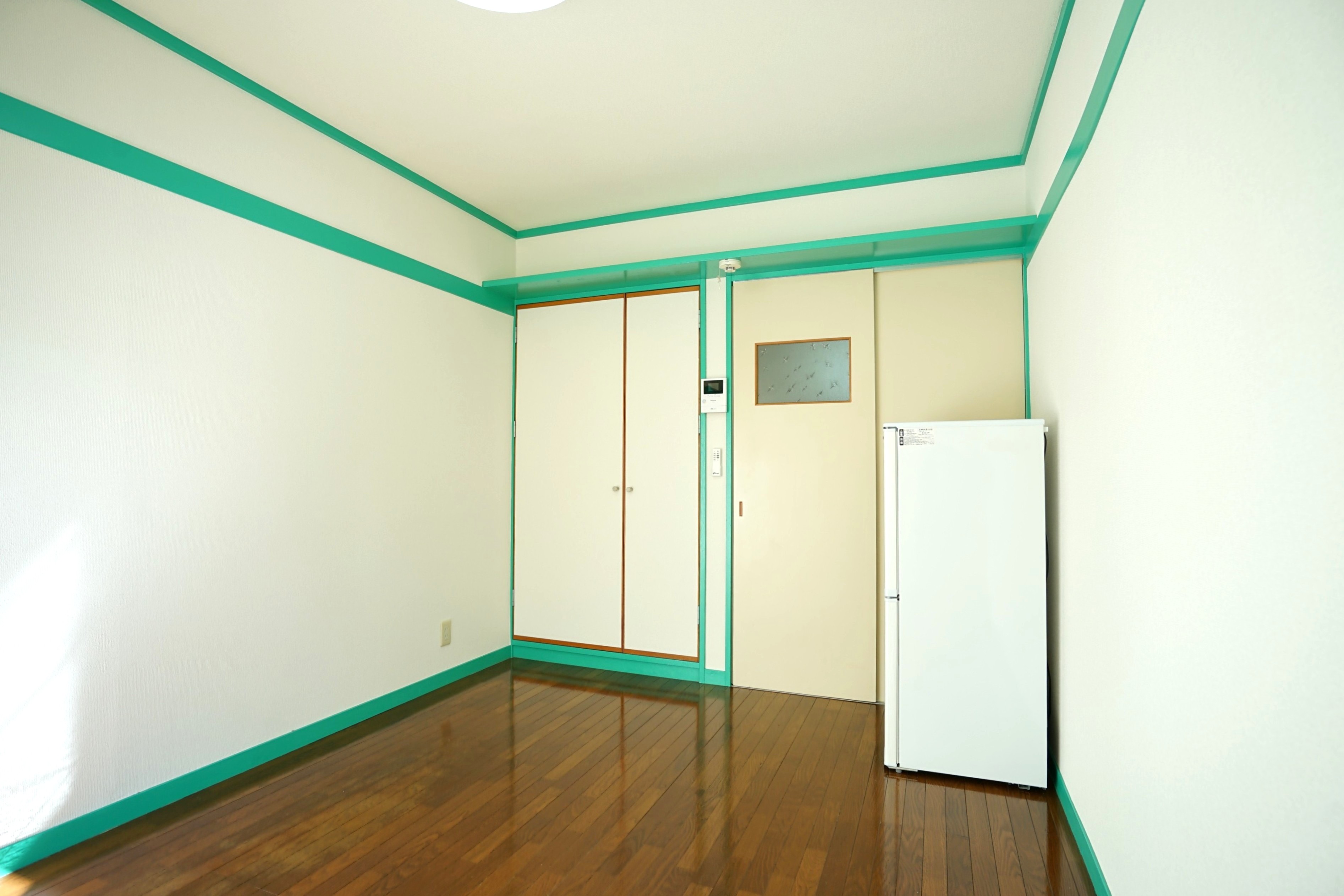 居室・リビング　※冷蔵庫付き。写真は101号室を参考用に掲載しております。