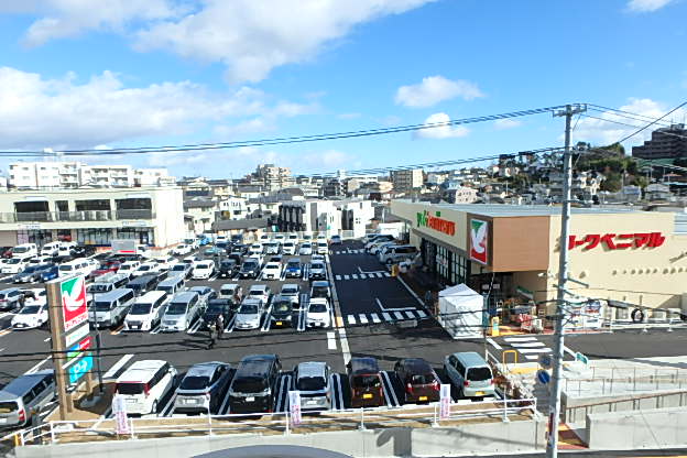 ショッピングセンター　ヨークタウン小松島（ショッピングセンター）まで235m