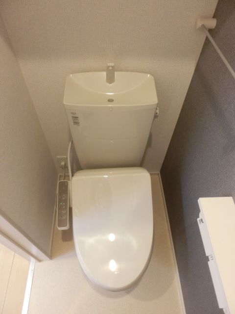 トイレ　温水洗浄便座付きトイレです
