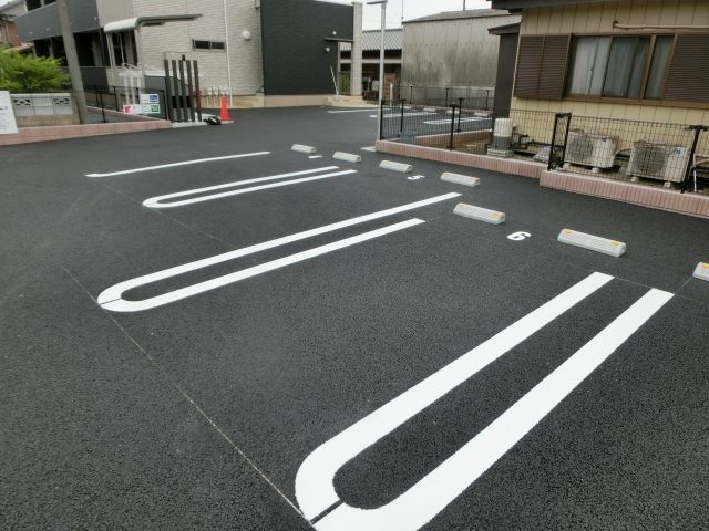 駐車場　敷地内に駐車場完備です