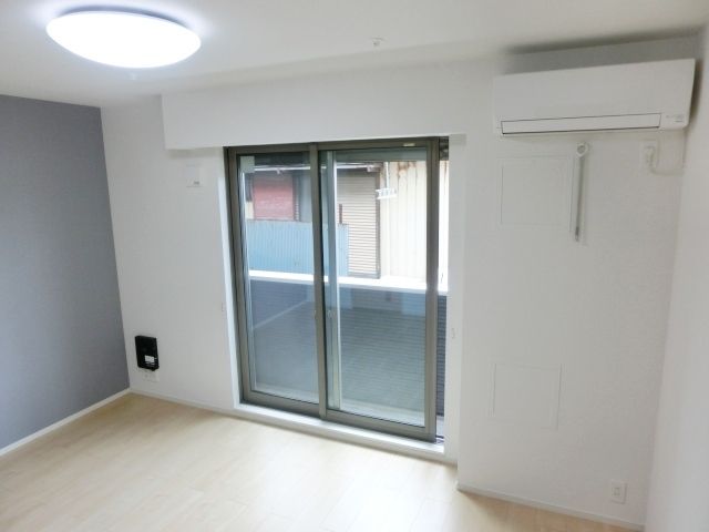 居室・リビング　居室照明、エアコン付きのお部屋です