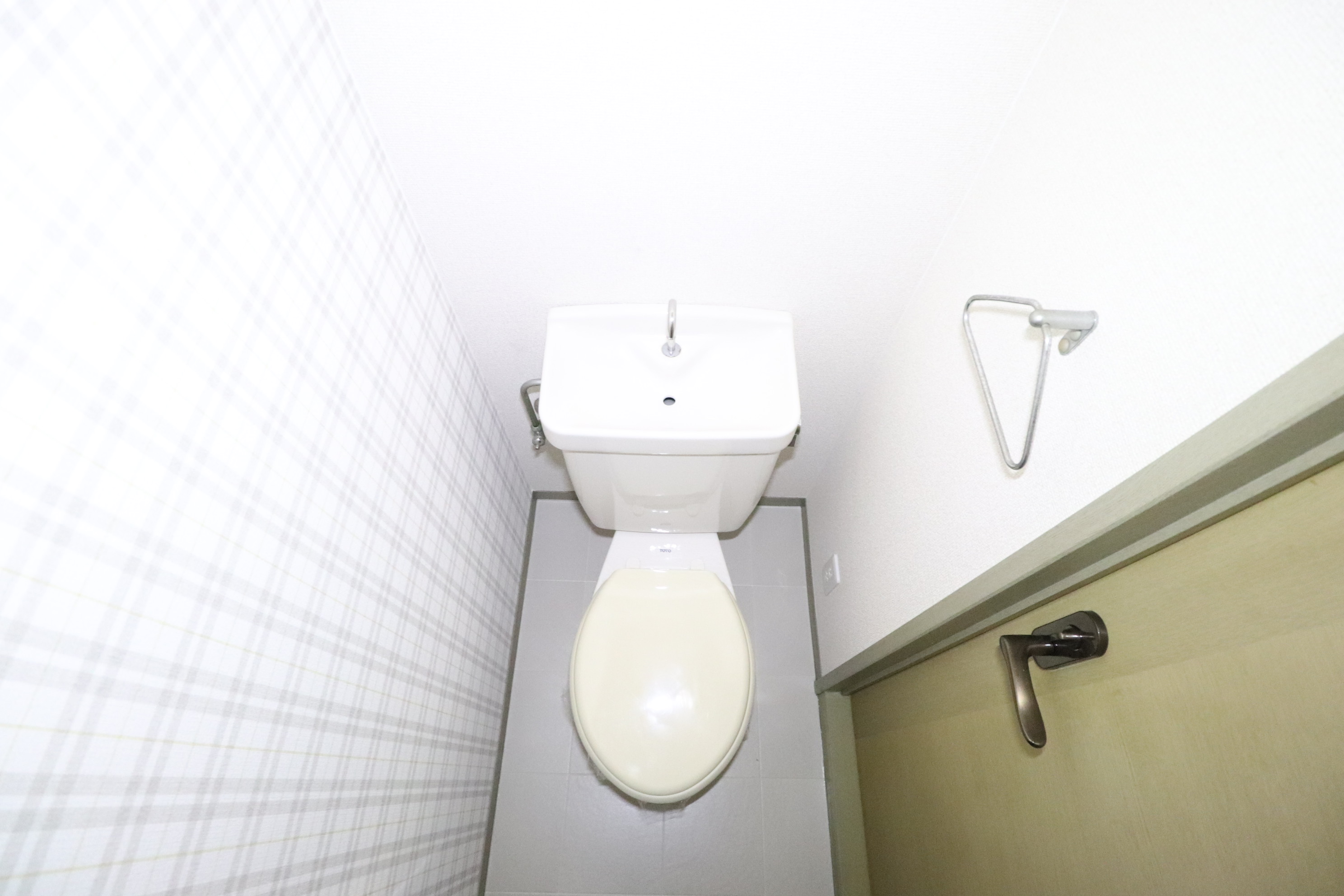 トイレ　温水洗浄便座付きのトイレです♪