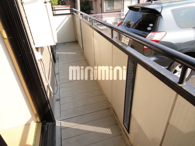 バルコニー　◇日当たりのよいベランダは駐車場に面しています◇
