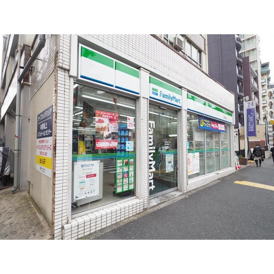 コンビニ　ファミリーマート中野本町店（コンビニ）まで135m