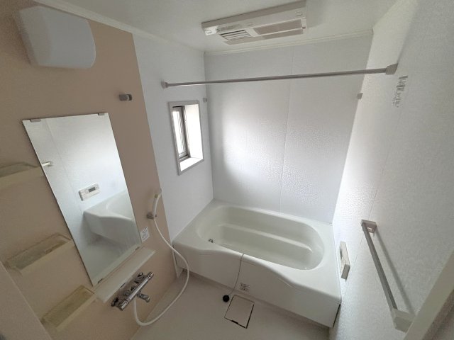 バス・シャワールーム　換気扇と窓付き付きお風呂場で換気も出来てお掃除の手間が楽にな