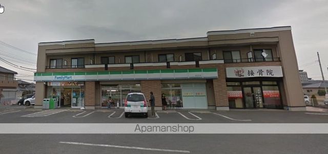 コンビニ　ファミリーマート（コンビニ）まで879m