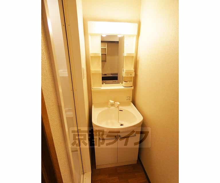 洗面設備　清潔感のあるお風呂です。