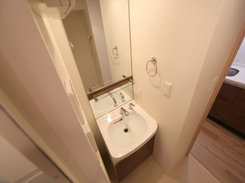 洗面設備　脱衣所　独立洗面台（シャンプードレッサー付）収納スペース有