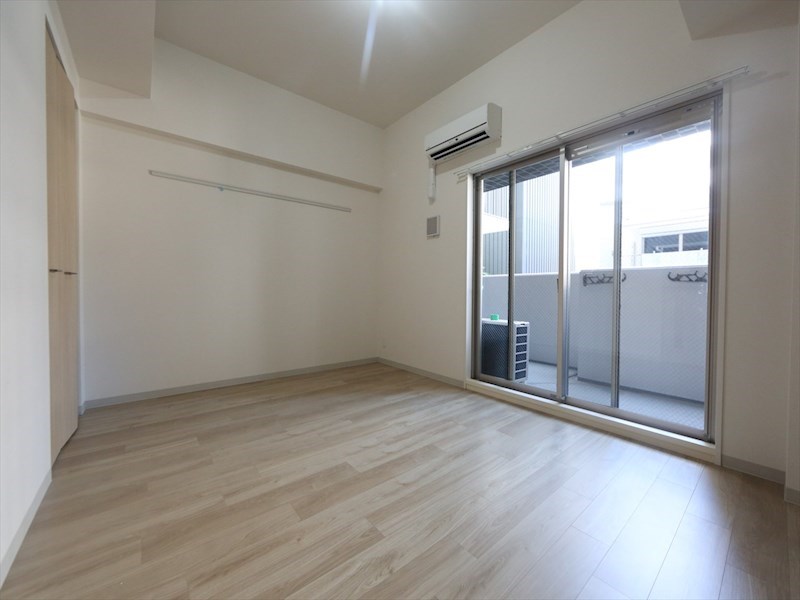 バルコニー　洋室8帖　クローゼット付　エアコン完備　バルコニー