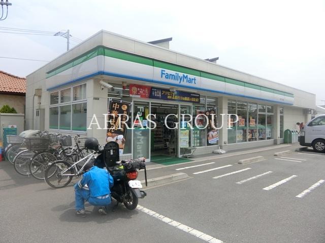 コンビニ　ファミリーマート六木二丁目店（コンビニ）まで377m