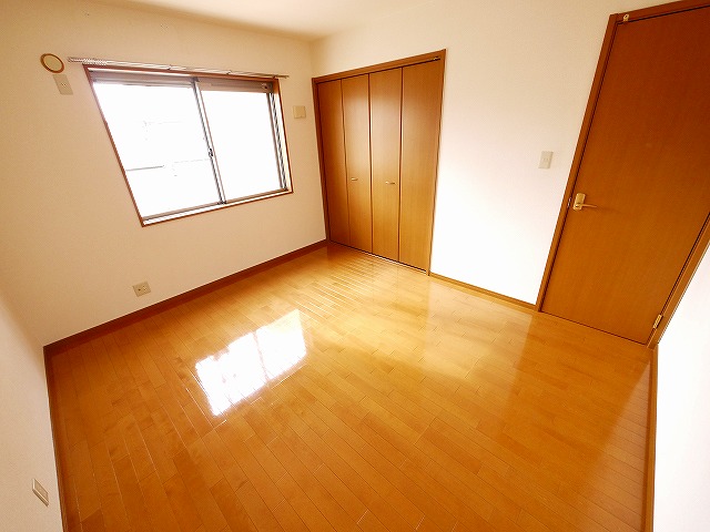 その他部屋・スペース　開放的な寝室です