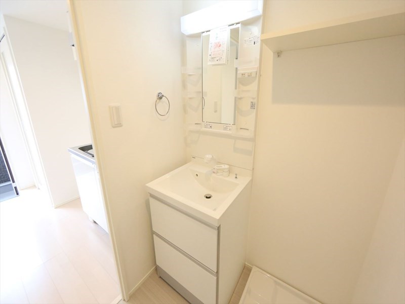 洗面設備　脱衣所　独立洗面台（シャンプードレッサー付）　同仕様写真