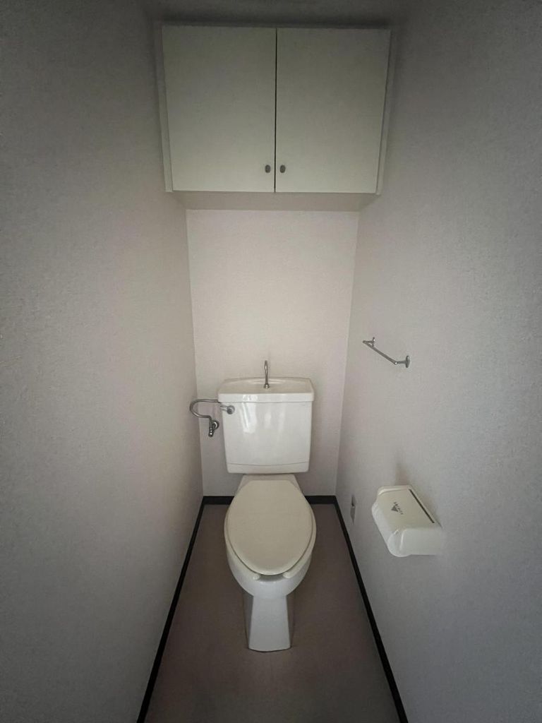 トイレ　洋式通常タイプのトイレでスペースに奥行きあり