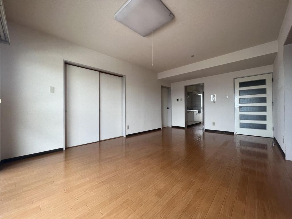 居室・リビング　南西向きで陽光が奥まで入るリビング