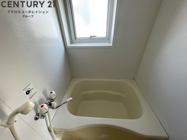 バス・シャワールーム　浴室に窓付き！換気◎