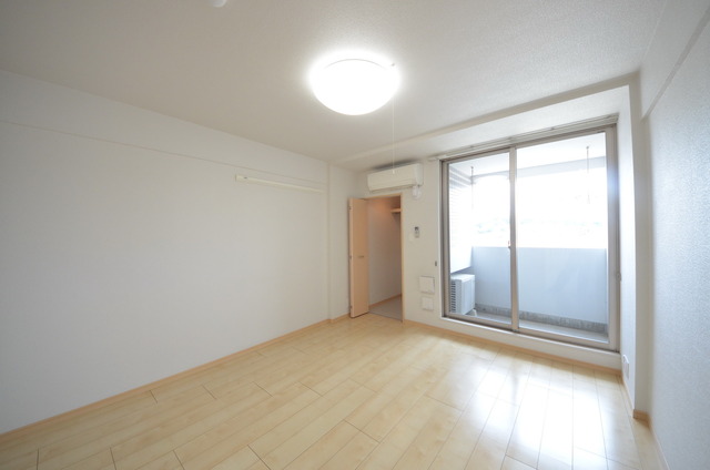 居室・リビング　★大きな窓が、お部屋を明るくしてくれます★