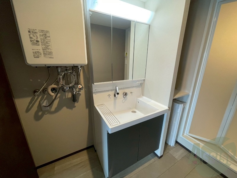 洗面設備　大きくて使いやすそうな独立洗面台になっています。