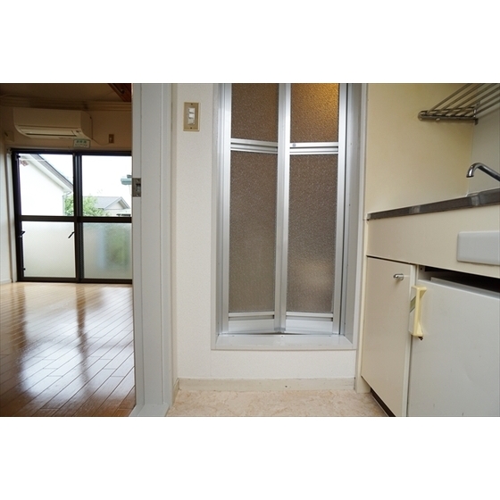 その他　玄関から室内を見た雰囲気です