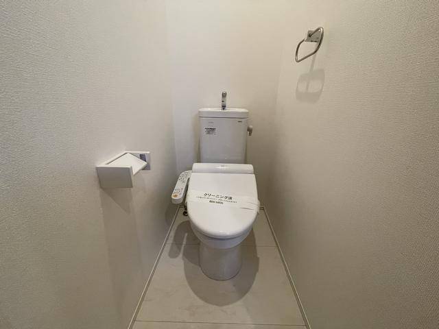 トイレ　シャワー付きトイレです。