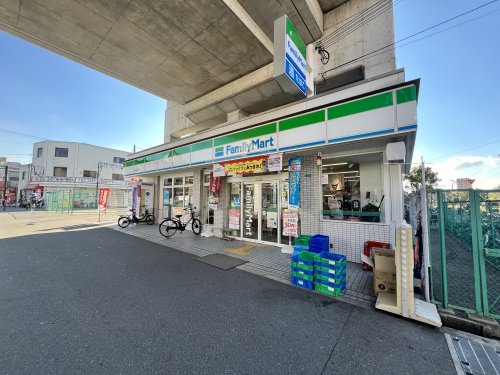 コンビニ　ファミリーマート 南田辺駅前店（コンビニ）まで82m