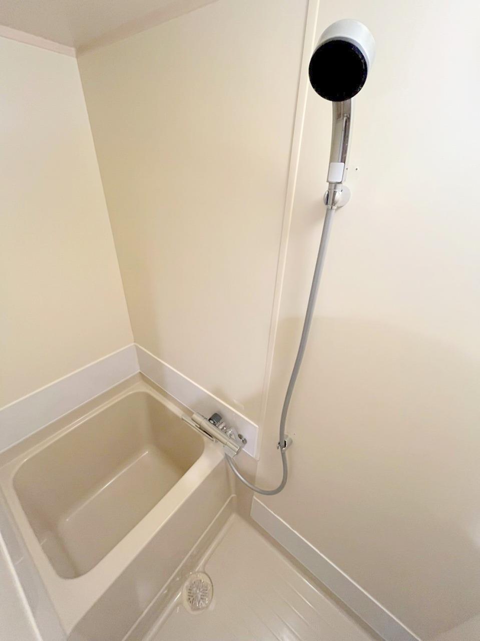 バス・シャワールーム　サーモ付き混合栓のある浴室です