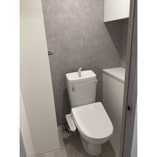 トイレ　落ち着いた色調のトイレです