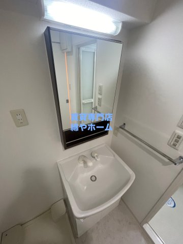 洗面設備　独立洗面台、小物を置くことができて便利です