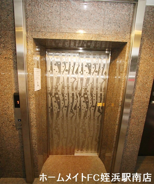 エントランス　★エレベーターでラクラク移動♪★