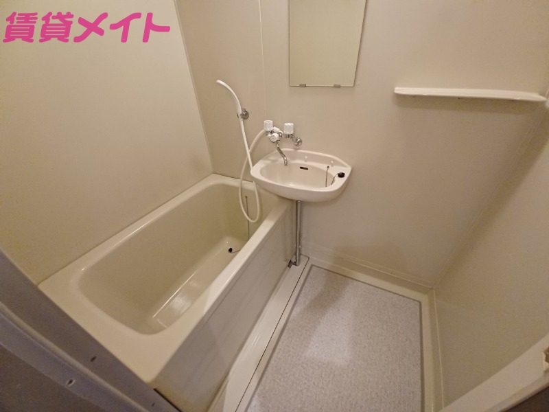 バス・シャワールーム　別部屋反転参考写真です