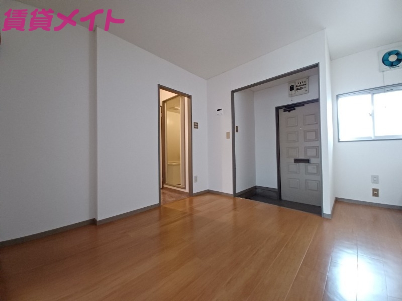 居室・リビング　別部屋反転参考写真です