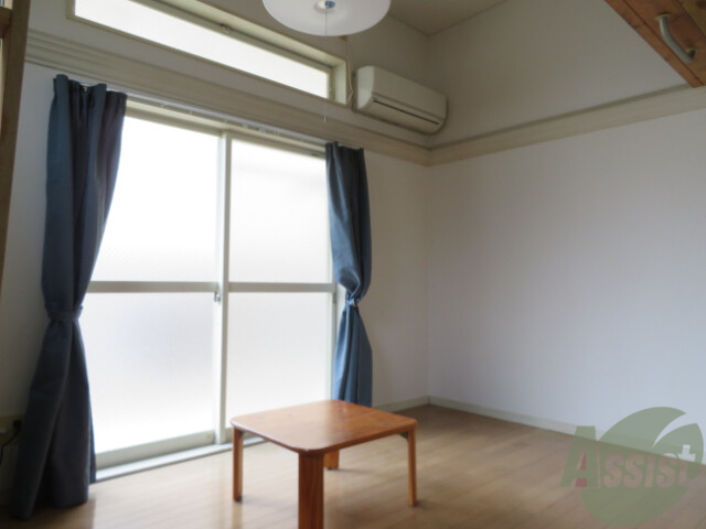 居室・リビング　家具付きなのでリビングにはテレビ、机がついてます。