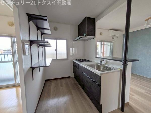 キッチン　同物件、別室の写真です。