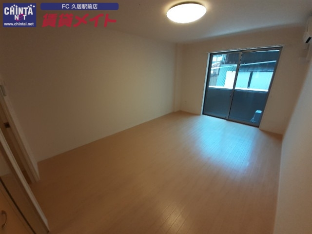 居室・リビング　同物件別室画像