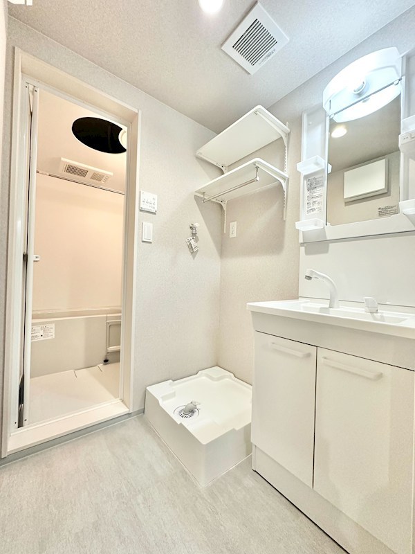 洗面設備　脱衣所　独立洗面台（シャンプードレッサー付）収納スペース有