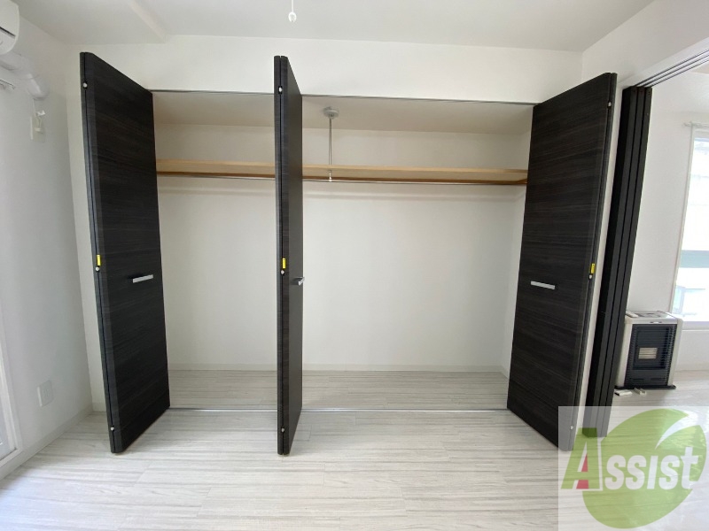 収納　こちらの収納にはハンガーをかけて服もしまえますね。