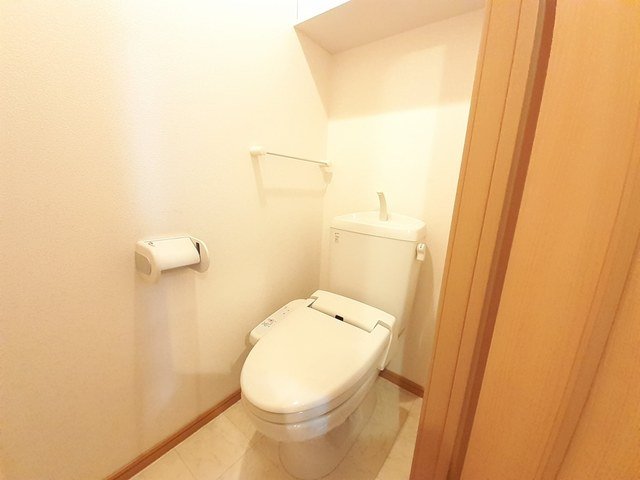 トイレ　落ち着いた色調のトイレです