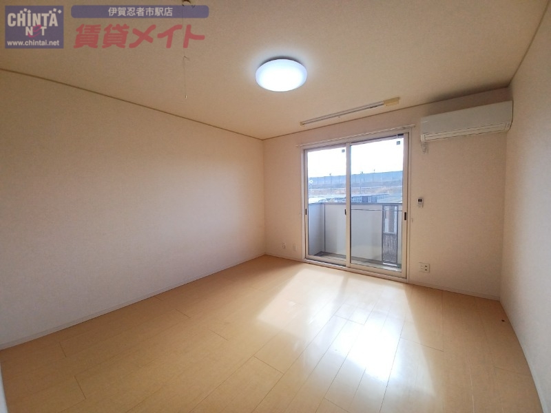 居室・リビング　同物件別室写真