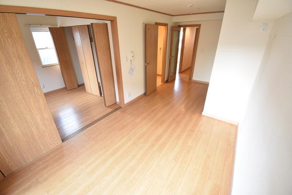 居室・リビング　同物件別室