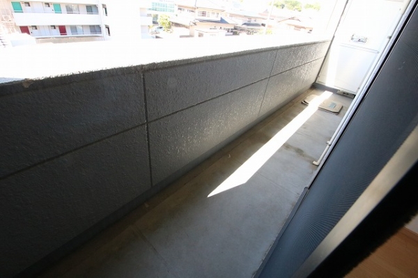 バルコニー　マンションはバルコニーが広いの特徴です。洗濯物干し◎