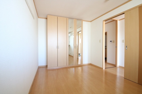 その他設備　収納に鏡がついているので、お出かけの際のチェックに◎