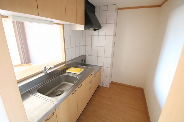 キッチン　2口ガスコンロ設置可能な広さです。調理スペースもあります♪