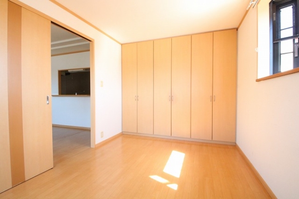 その他共有部分　隣室との引き戸は収納すると開放感満載になります。