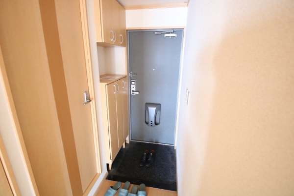 玄関　シューズボックス設置で靴の収納◎