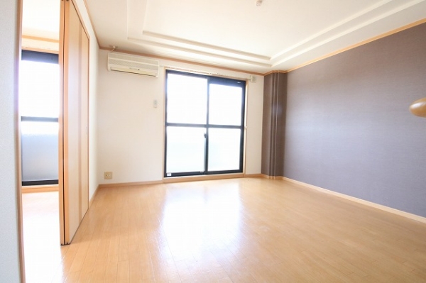 居室・リビング　明るい木目のフローリングで、窓も大きく、開放感があります